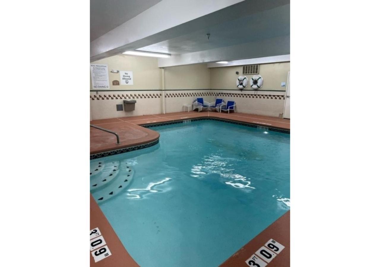 Отель Wyndham Garden Anchorage Airport Экстерьер фото