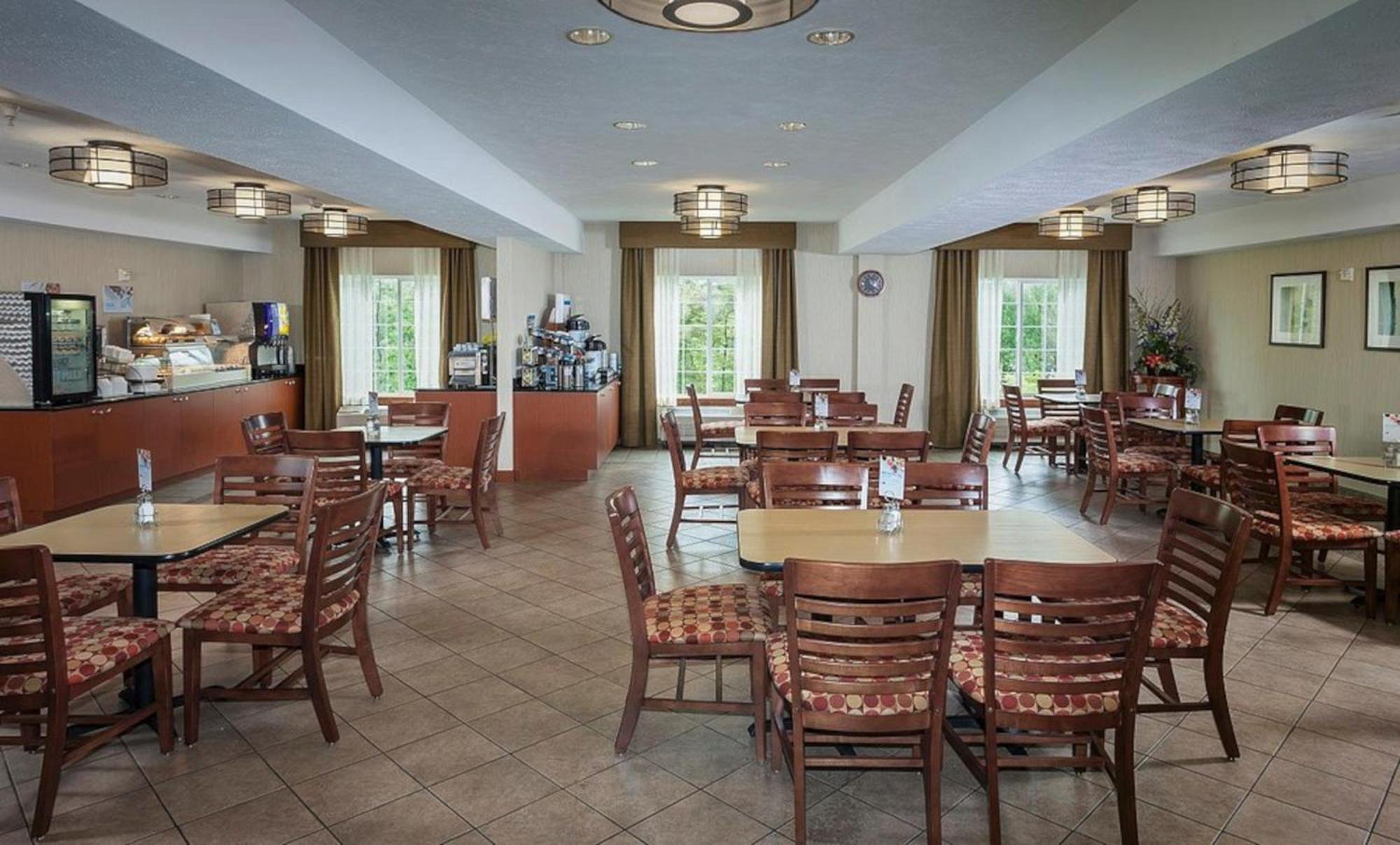 Отель Wyndham Garden Anchorage Airport Экстерьер фото