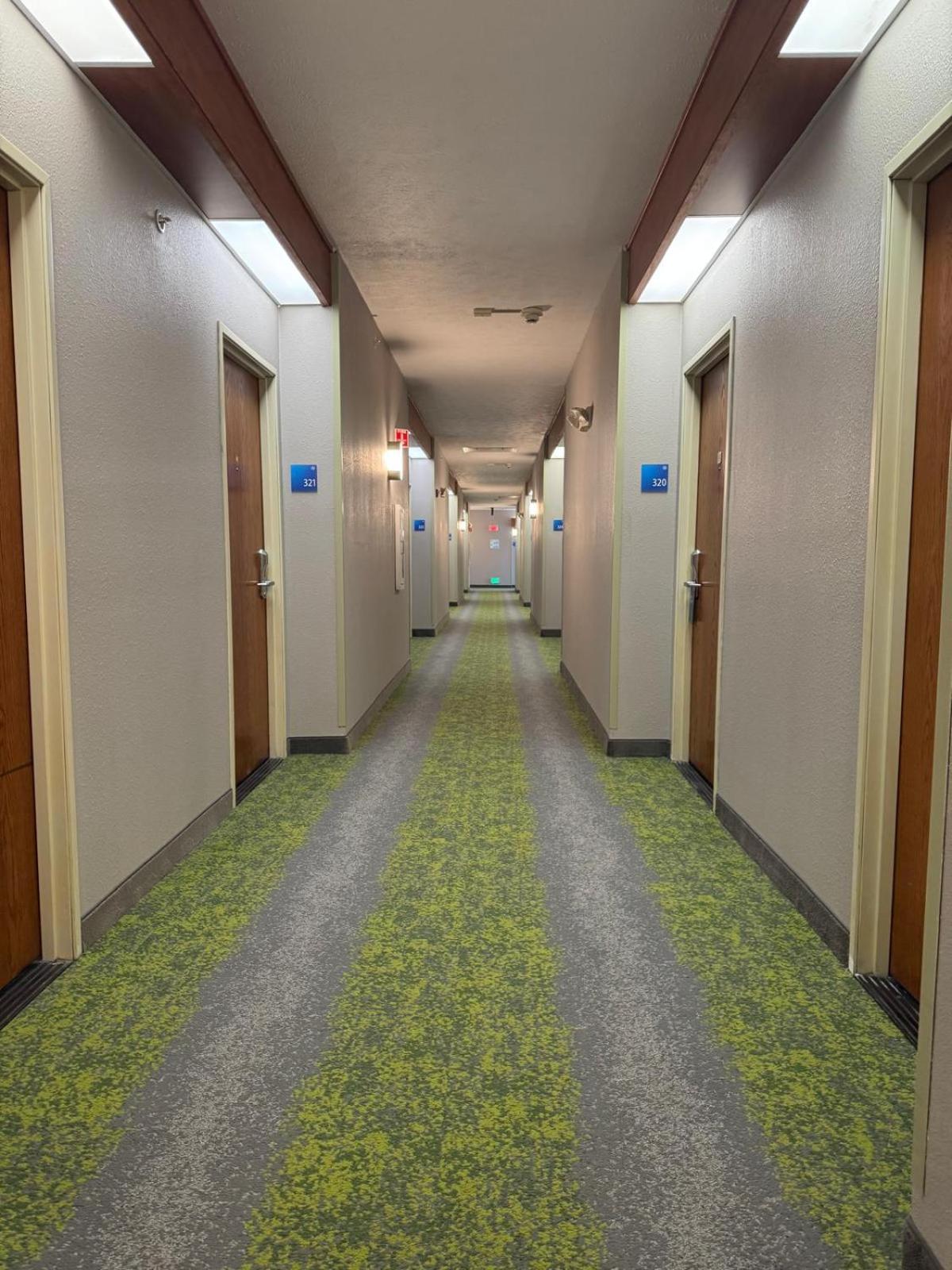 Отель Wyndham Garden Anchorage Airport Экстерьер фото
