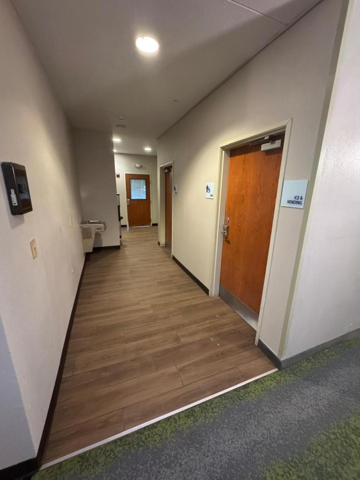 Отель Wyndham Garden Anchorage Airport Экстерьер фото